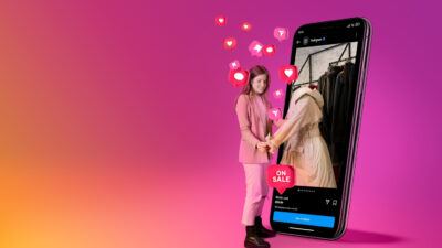 gadis memilih pakaian di instagram